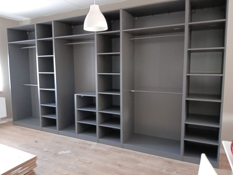 Interieur van een maatwerkkast met legplanken en hangruimte